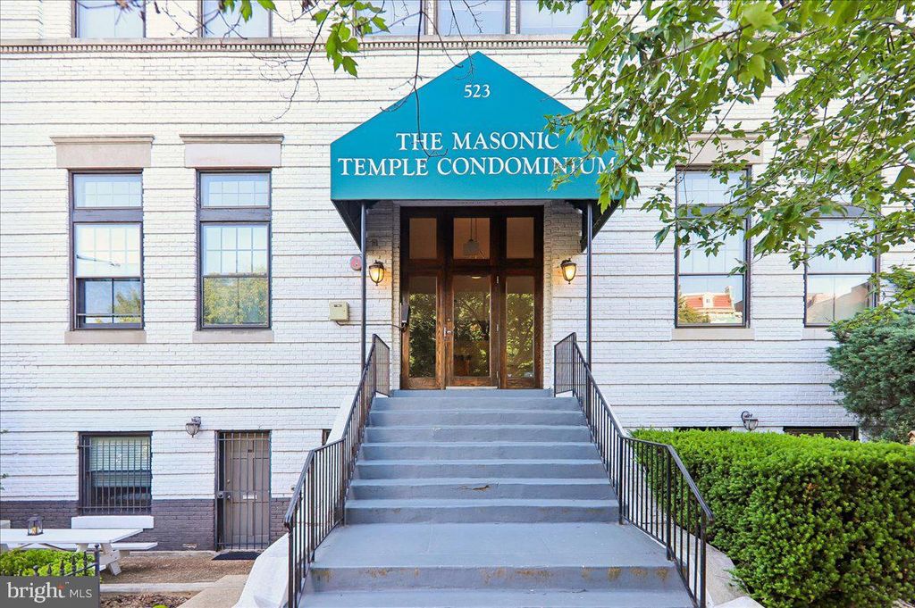 Photo of 523 8th Street NE #302, WASHINGTON, DC 20002 (MLS # DCDC2258680)