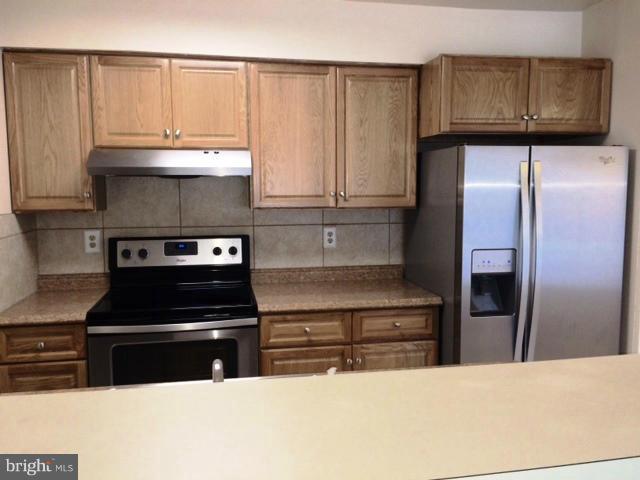 CLUSTERS AT WOODLAWN - Residential Lease