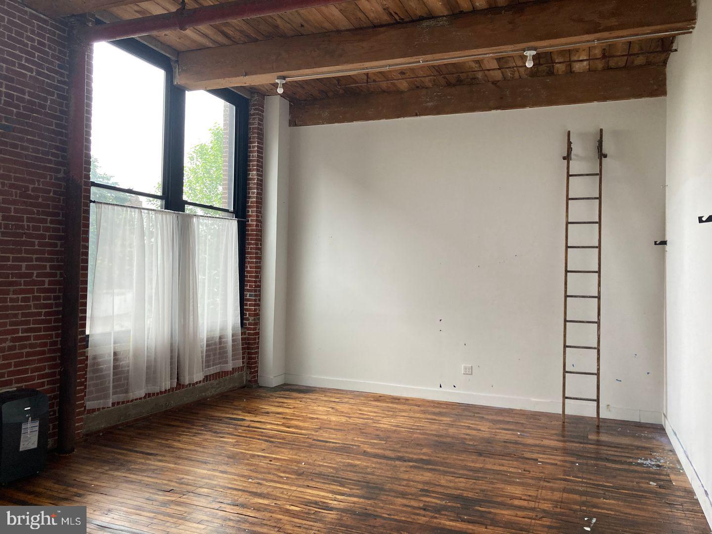 Discover the perfect workspace with this beautiful studio, designed for office use. Located in the heart of Jasper Studios, this unit is filled with natural light, has polished concrete floors, and is equipped with AC and gas heating for year-round comfort. This space is ready for immediate occupancy and offers an inspiring atmosphere to boost productivity. Ideal for businesses looking for a comfortable, professional setting. Don't miss out on this fantastic opportunity!