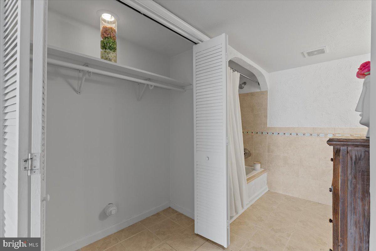 STAFFORD MEADOWS - Residential Lease