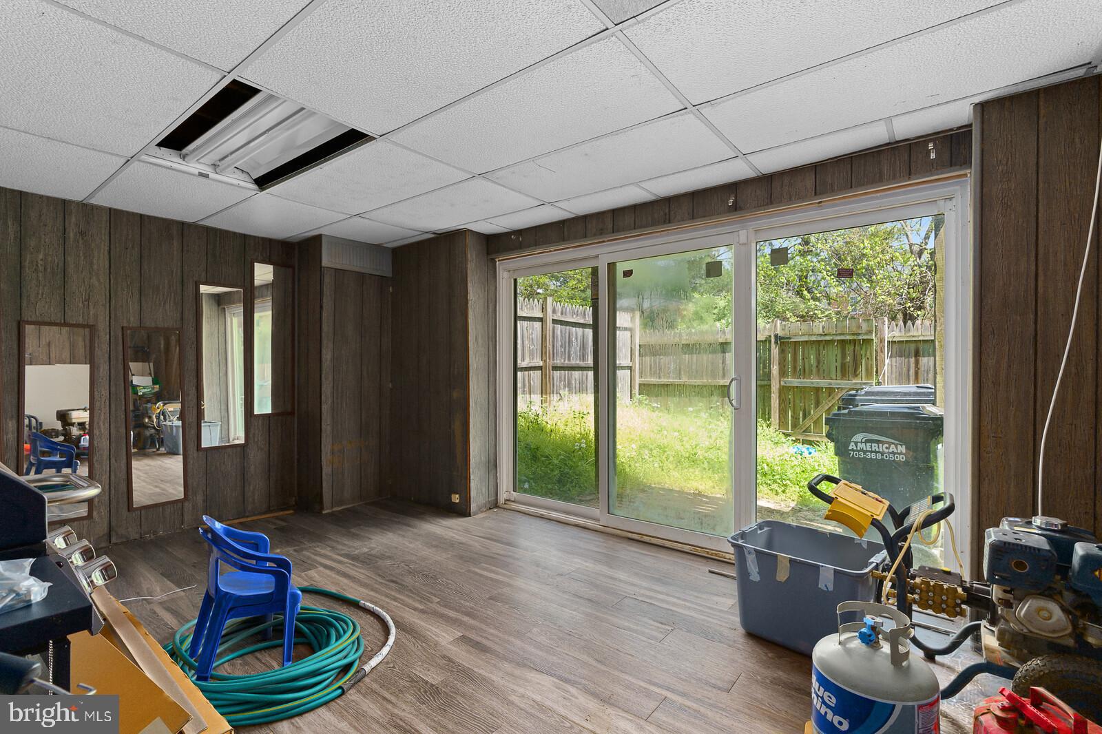 COUNTRY SCENE - Residential