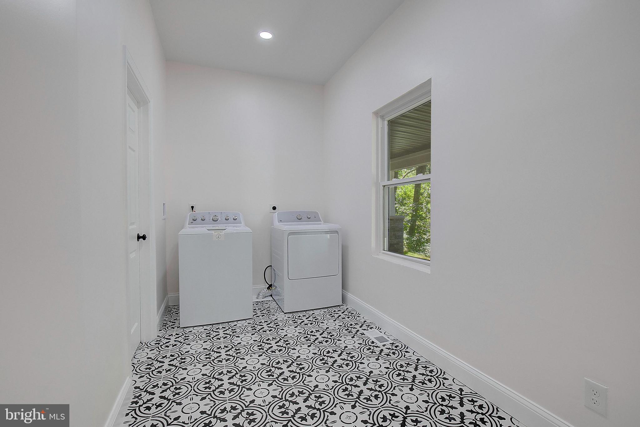 LAKE KARYLBROOK - Residential