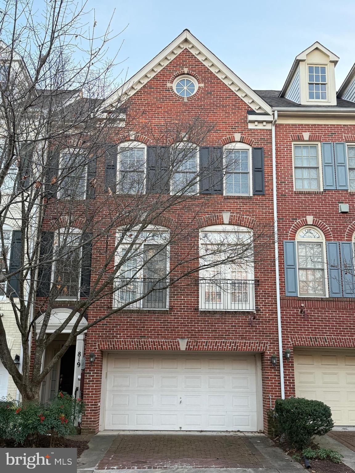 819 OAK KNOLL TERRACE