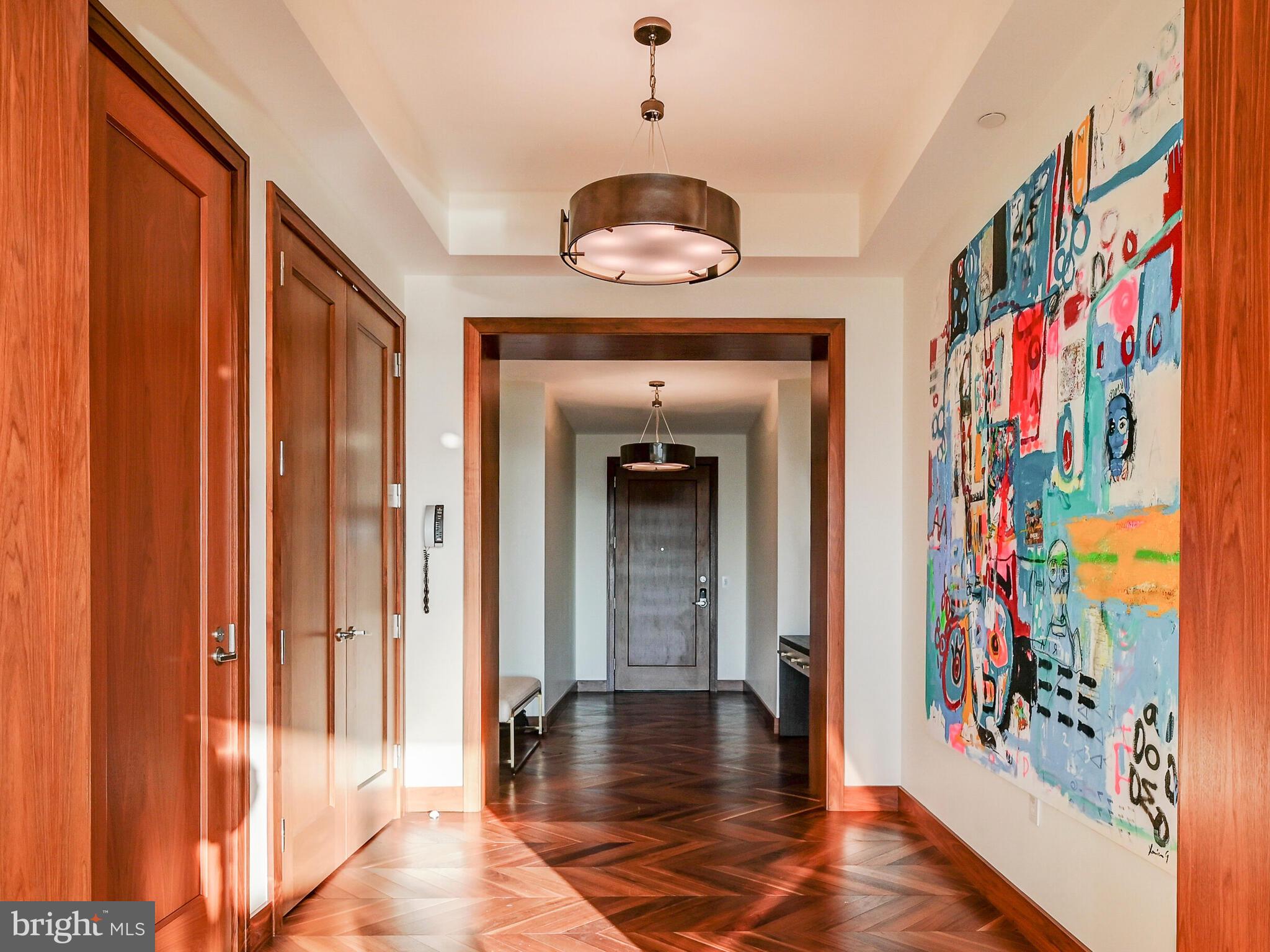 FOUR SEASONS PRIVATE RESIDENCES - Residential