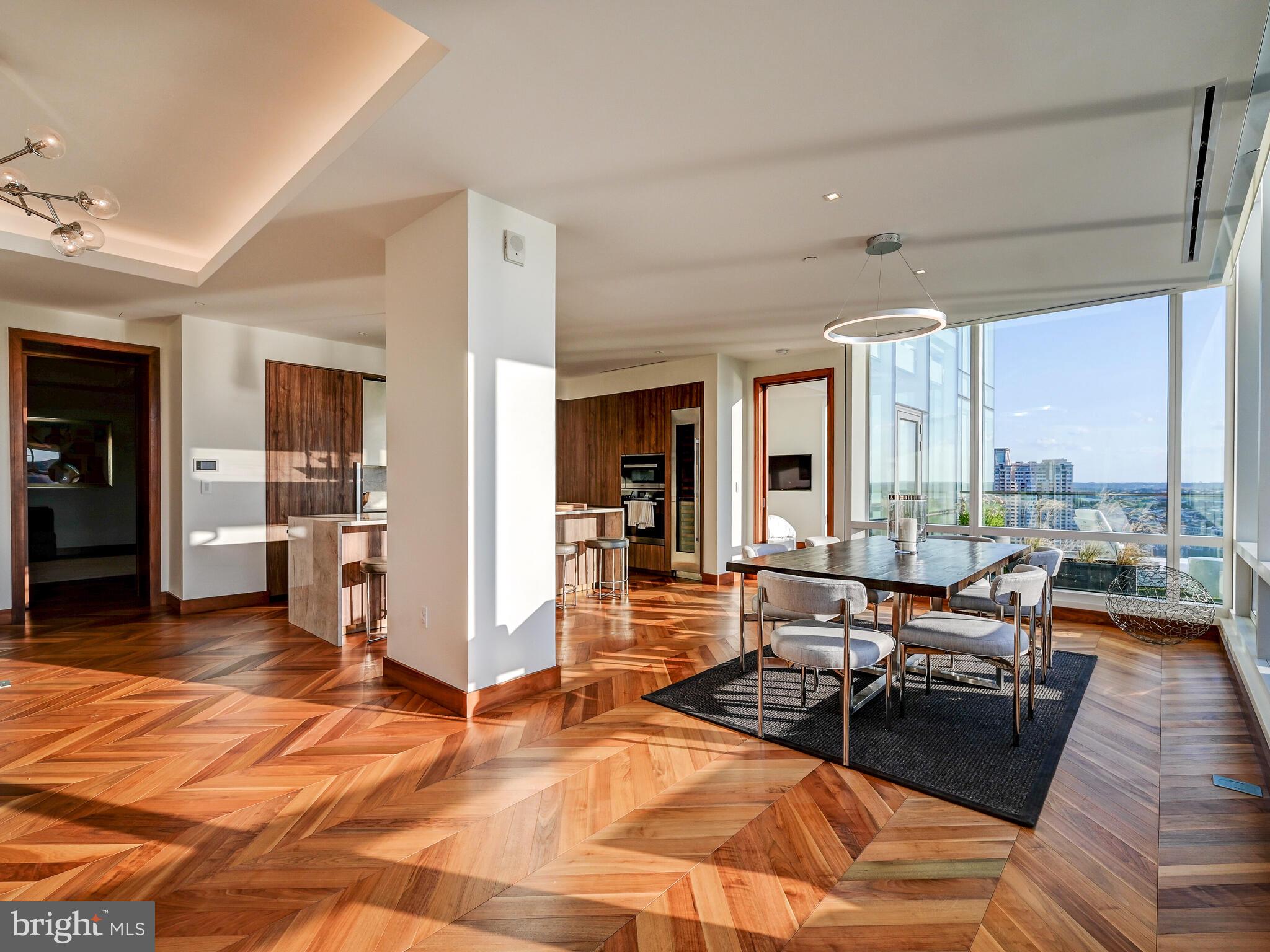 FOUR SEASONS PRIVATE RESIDENCES - Residential