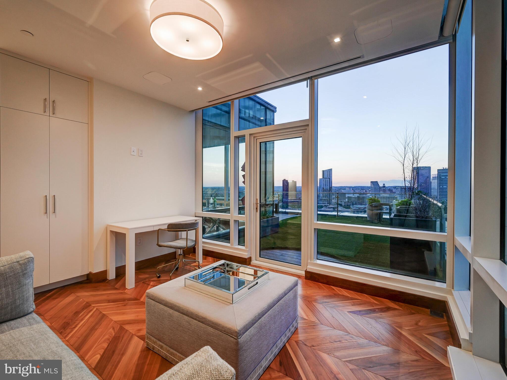 FOUR SEASONS PRIVATE RESIDENCES - Residential