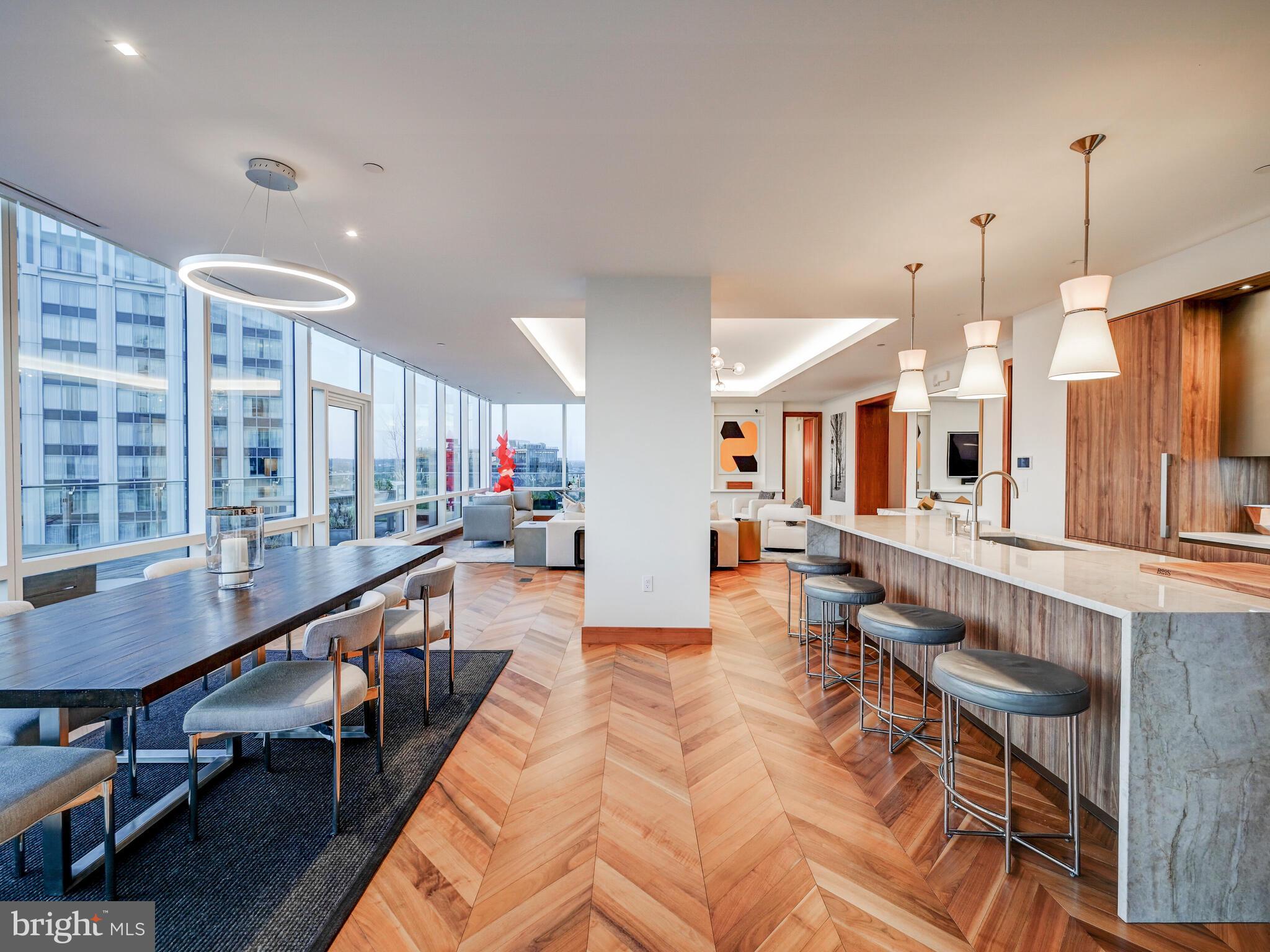 FOUR SEASONS PRIVATE RESIDENCES - Residential