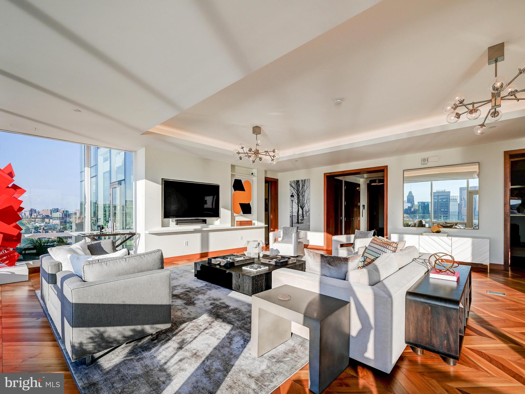 FOUR SEASONS PRIVATE RESIDENCES - Residential