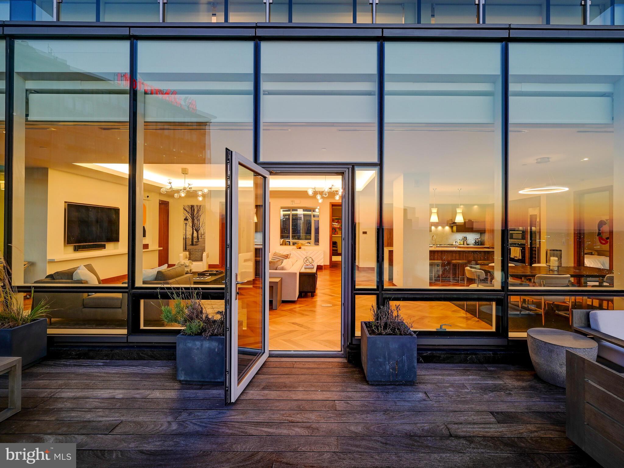 FOUR SEASONS PRIVATE RESIDENCES - Residential