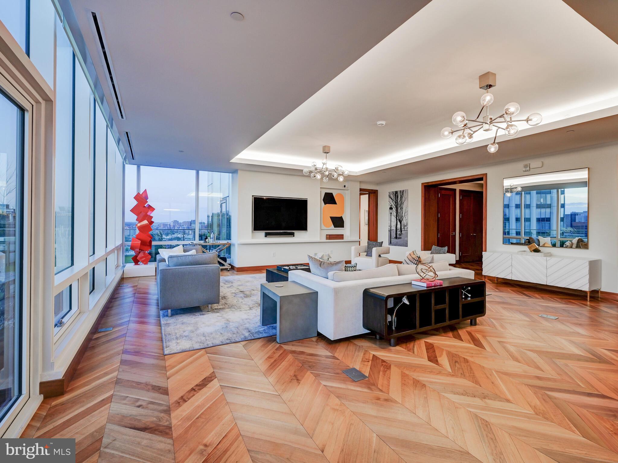 FOUR SEASONS PRIVATE RESIDENCES - Residential