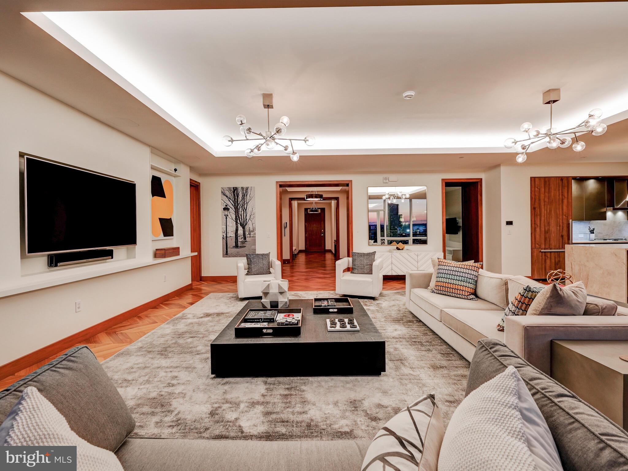 FOUR SEASONS PRIVATE RESIDENCES - Residential