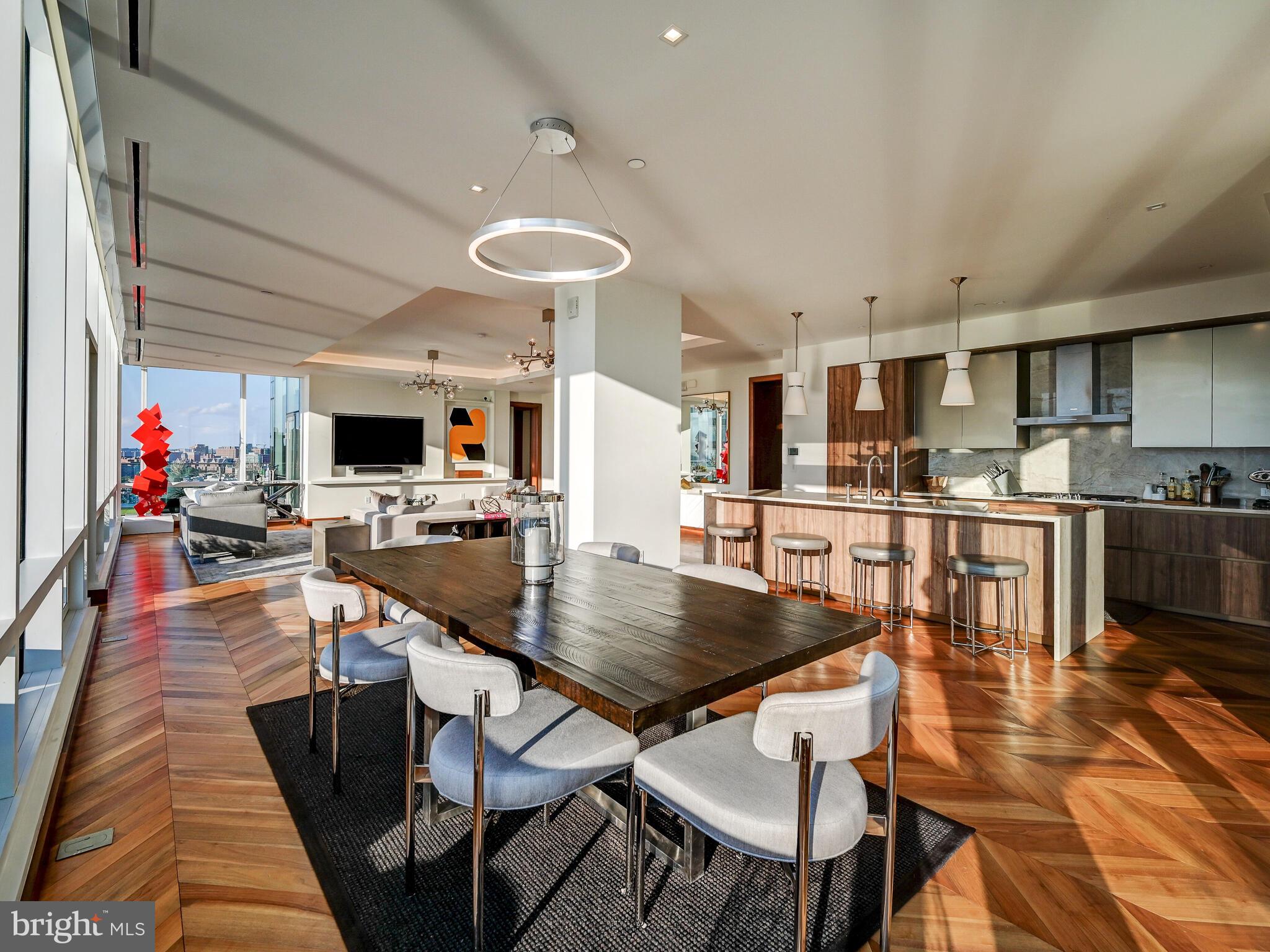 FOUR SEASONS PRIVATE RESIDENCES - Residential