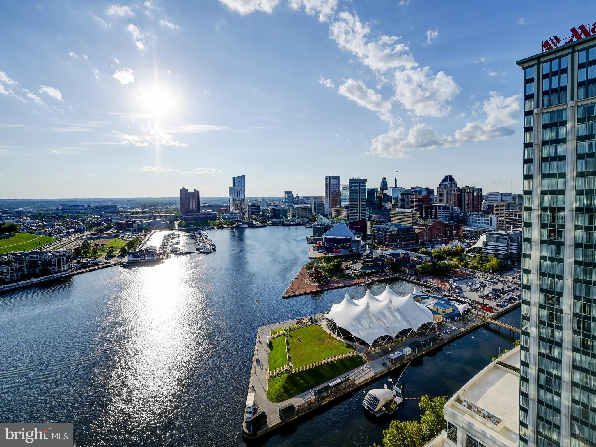 FOUR SEASONS PRIVATE RESIDENCES - Residential