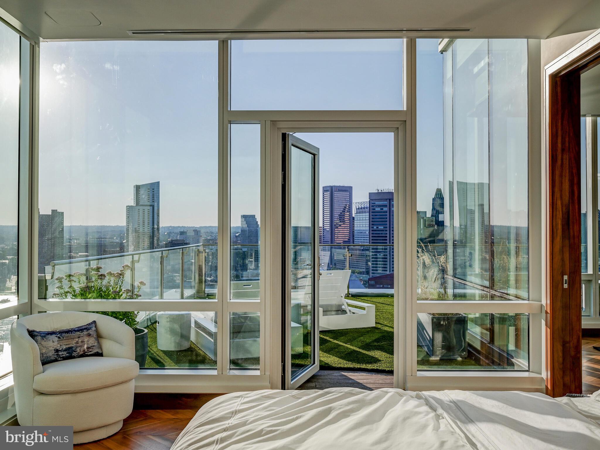 FOUR SEASONS PRIVATE RESIDENCES - Residential