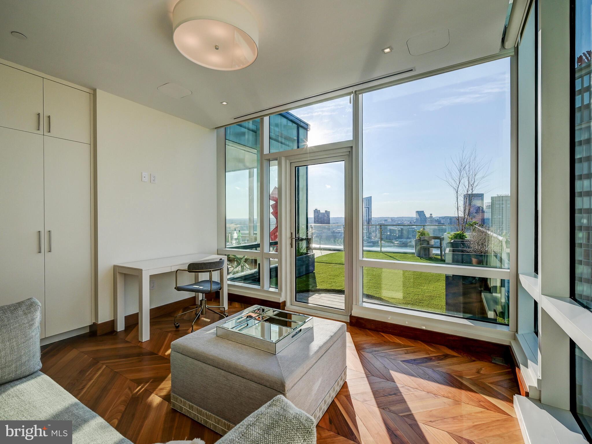 FOUR SEASONS PRIVATE RESIDENCES - Residential