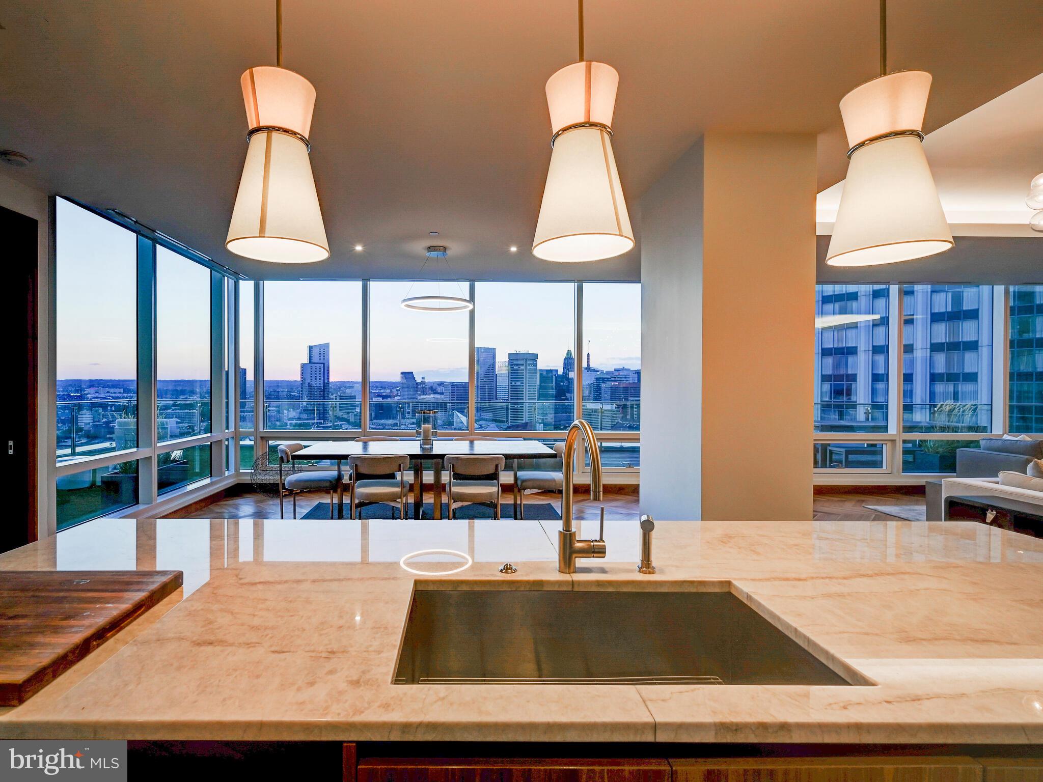 FOUR SEASONS PRIVATE RESIDENCES - Residential