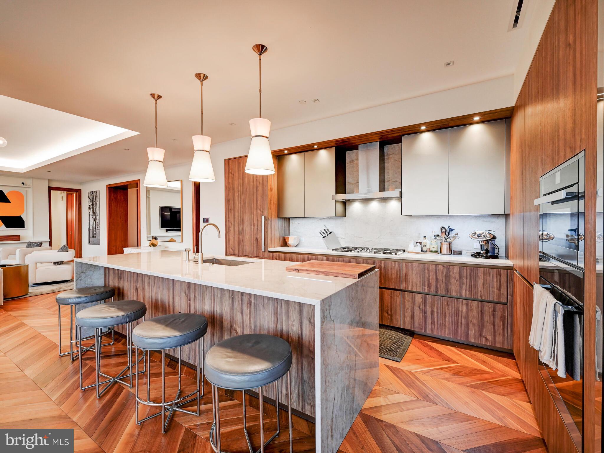 FOUR SEASONS PRIVATE RESIDENCES - Residential