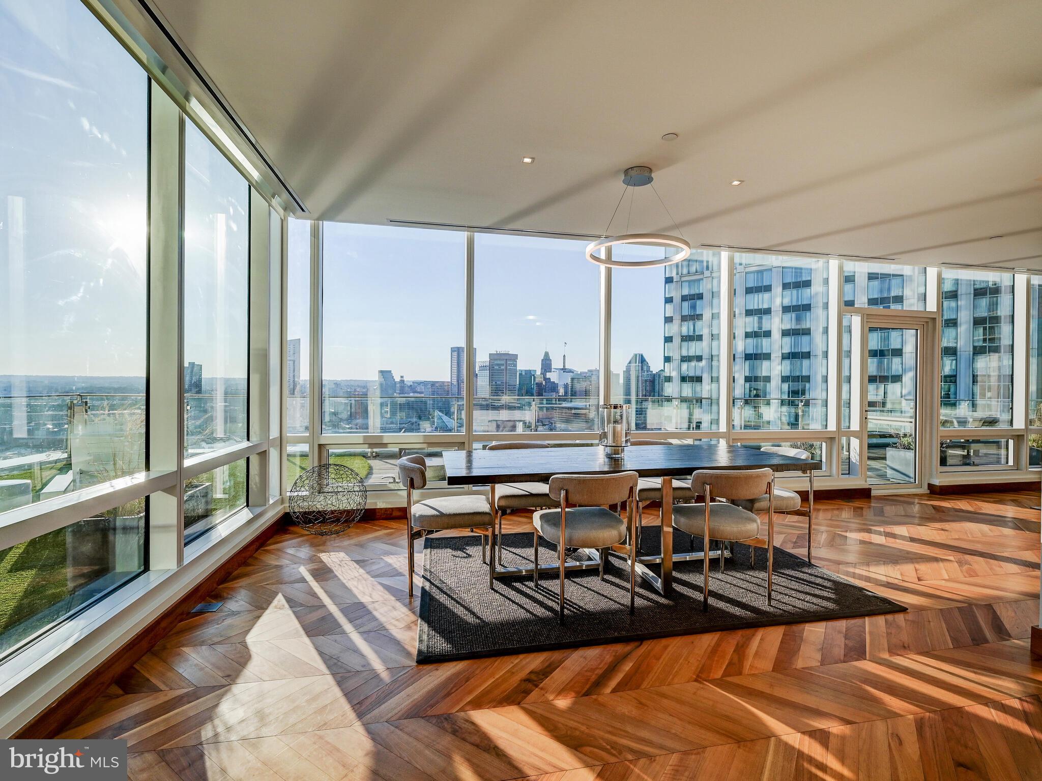 FOUR SEASONS PRIVATE RESIDENCES - Residential
