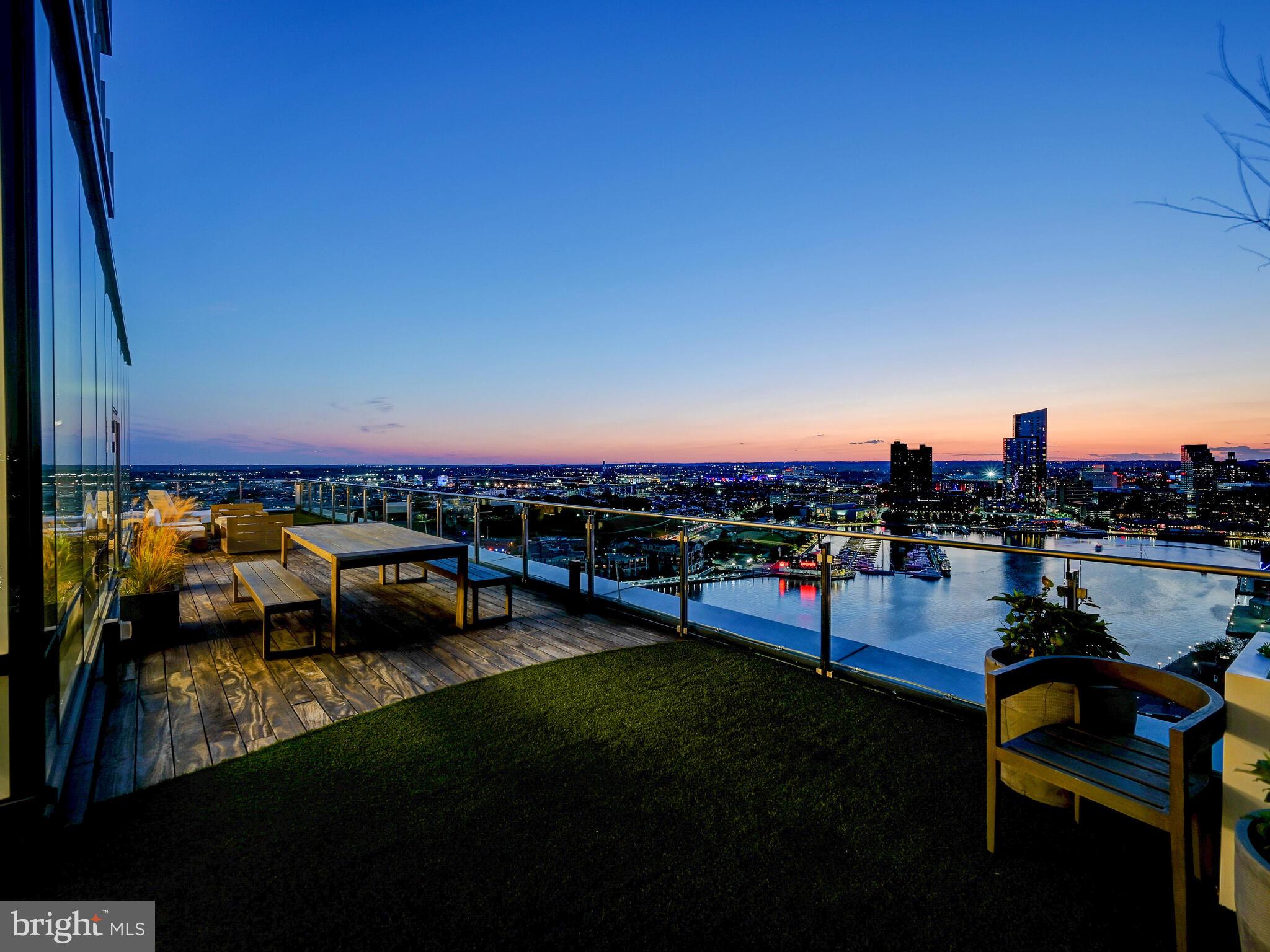 FOUR SEASONS PRIVATE RESIDENCES - Residential