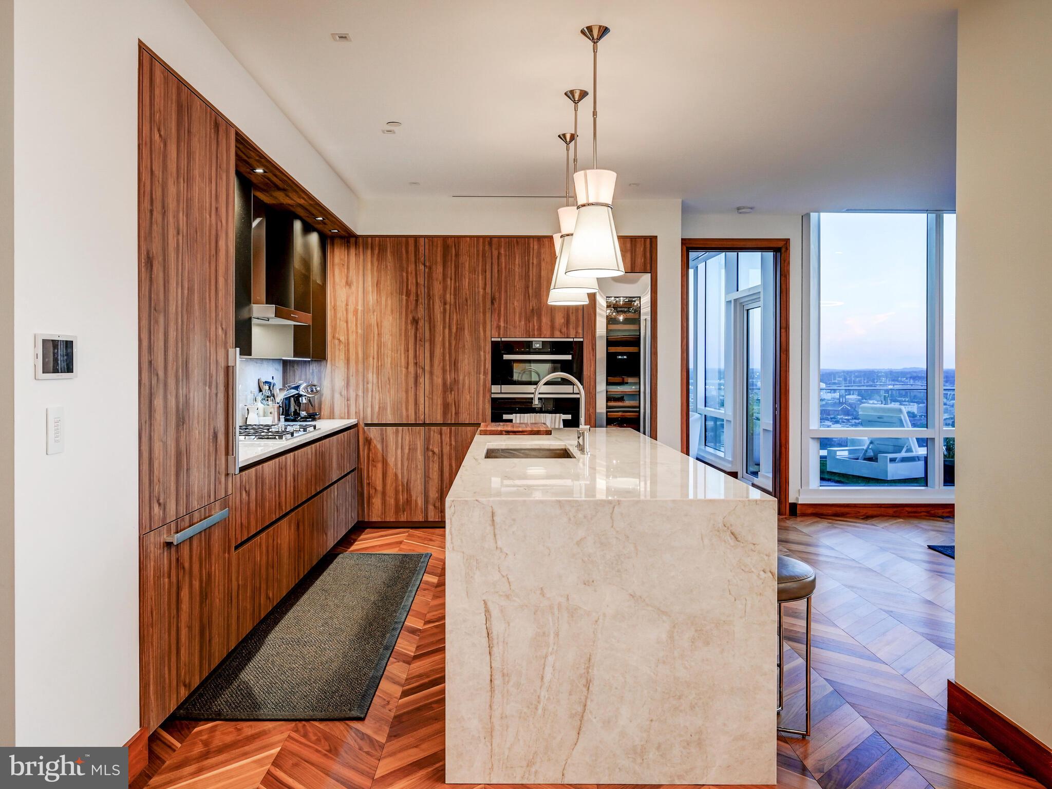 FOUR SEASONS PRIVATE RESIDENCES - Residential