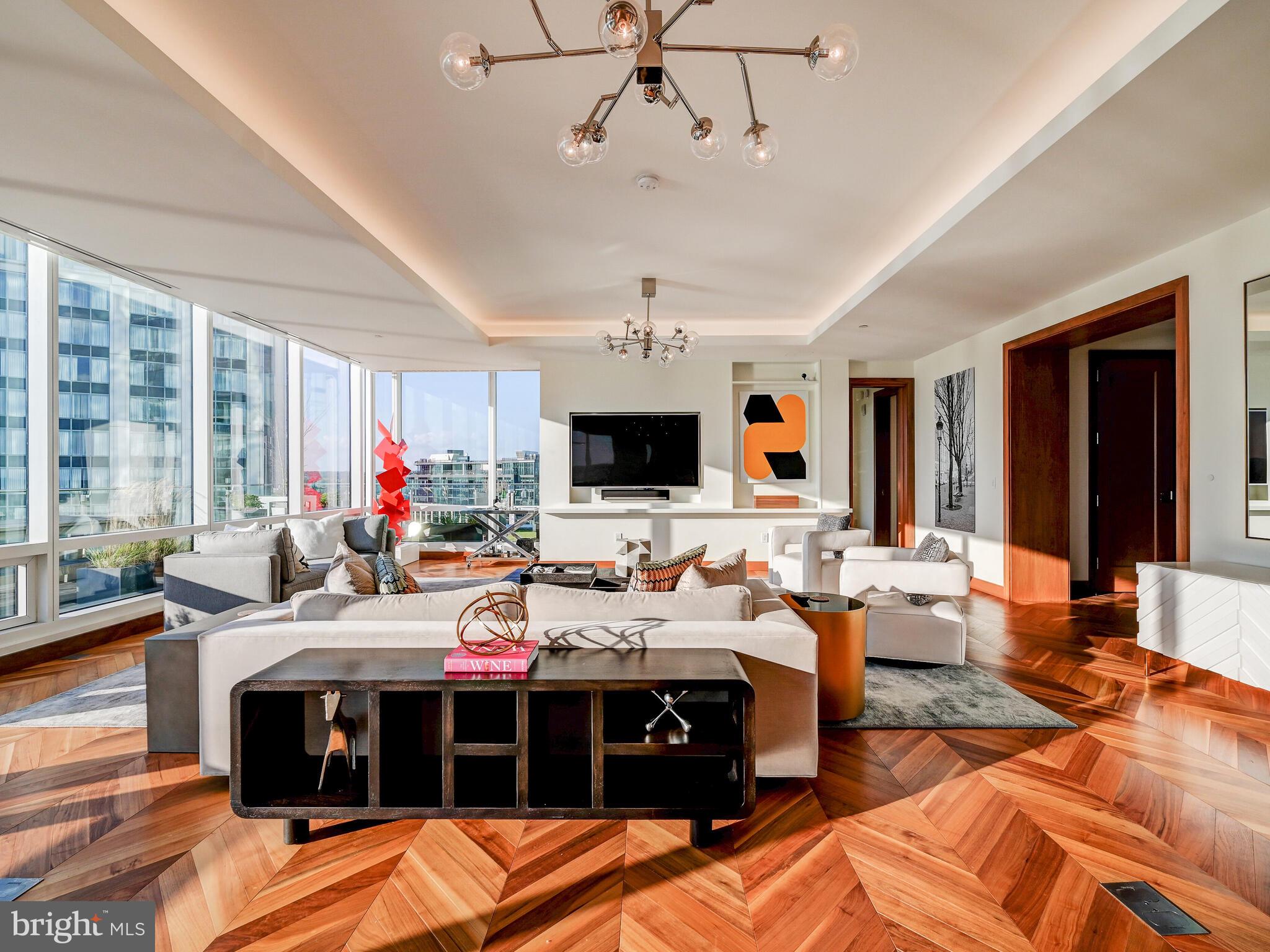 FOUR SEASONS PRIVATE RESIDENCES - Residential