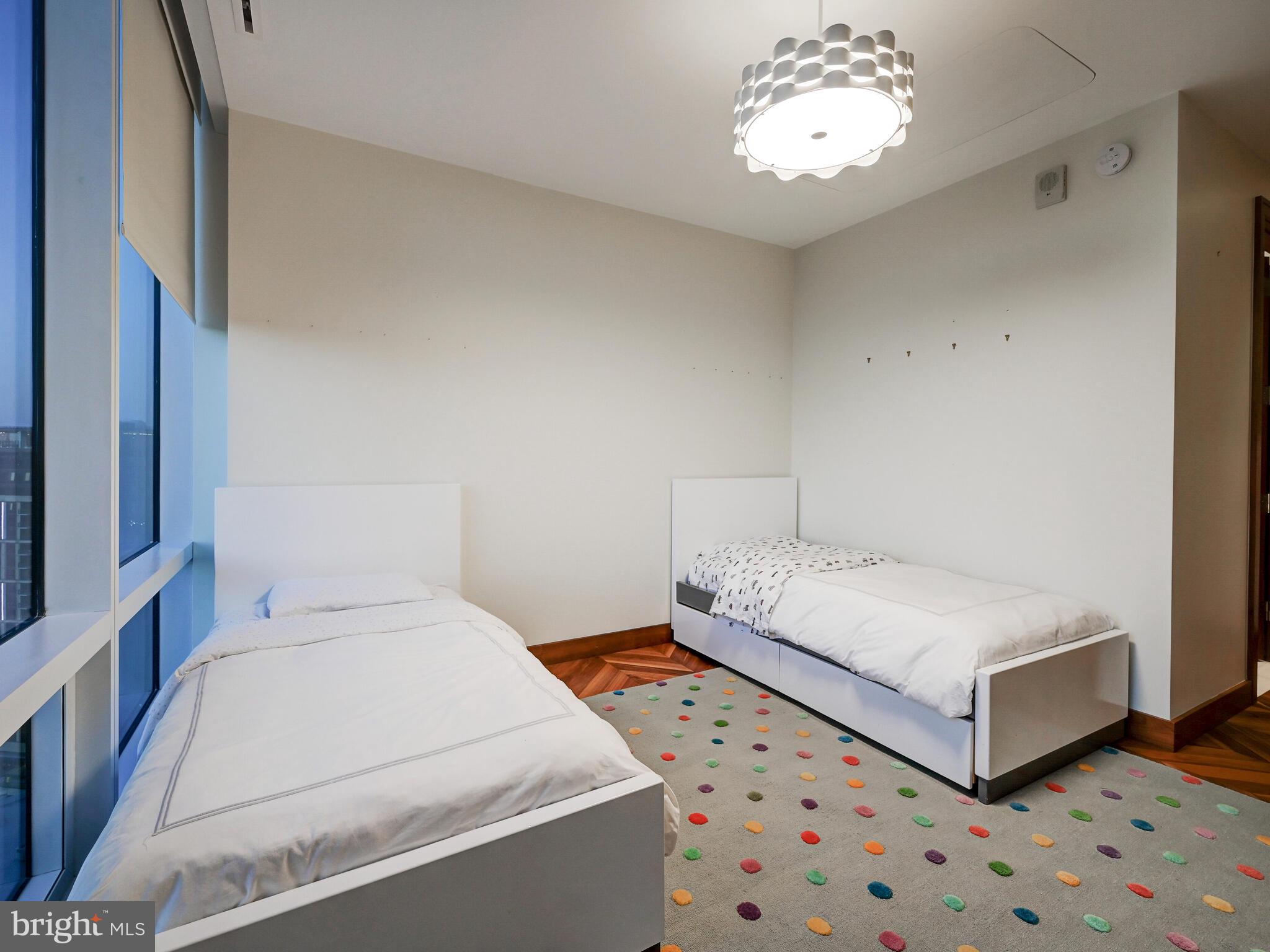 FOUR SEASONS PRIVATE RESIDENCES - Residential