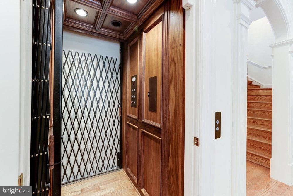 COUNTRY CLUB HILLS - Residential