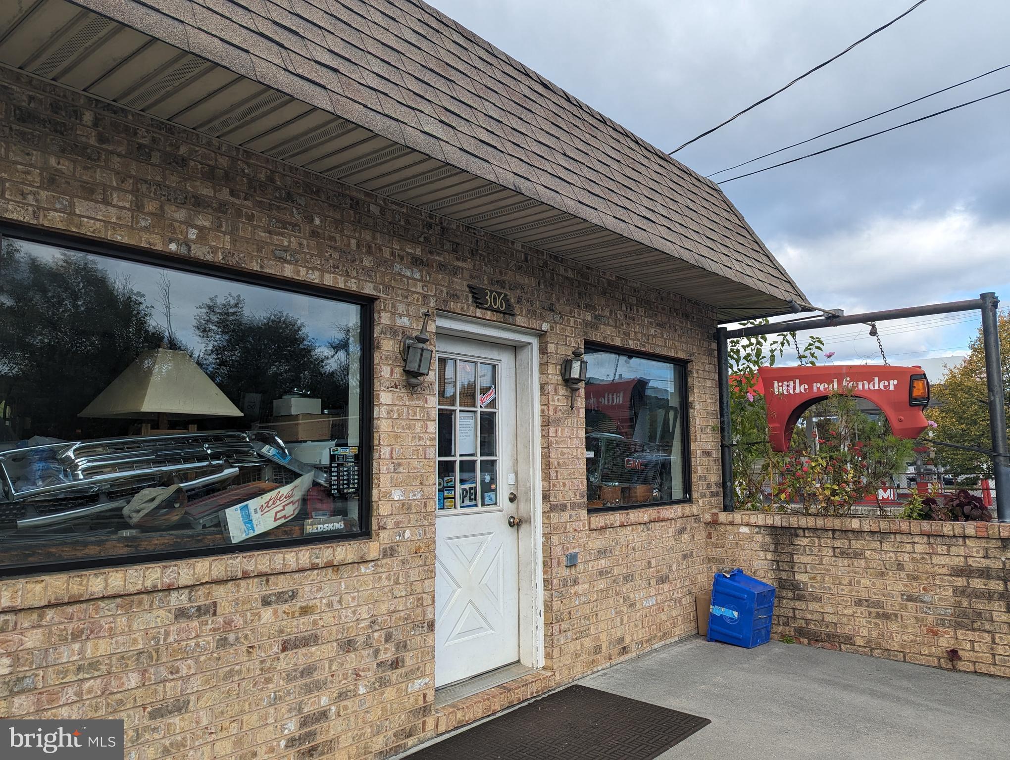 Main image without alt text