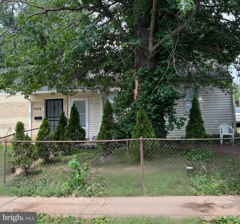 Townhouse For Sale - 7608 Oxman Road<br/> LANDOVER, MD 20785