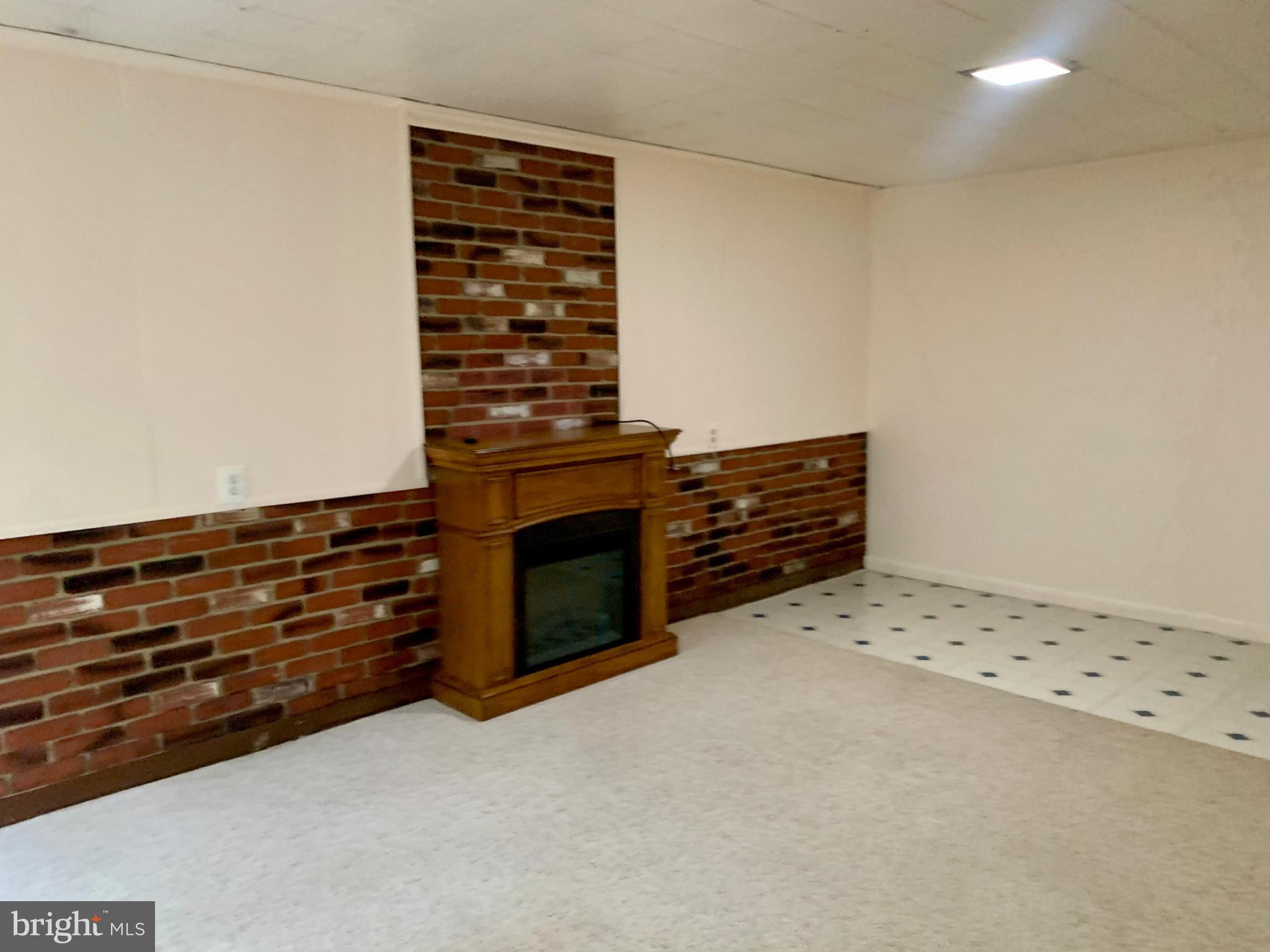 DUNN LORING WOODS - Residential Lease