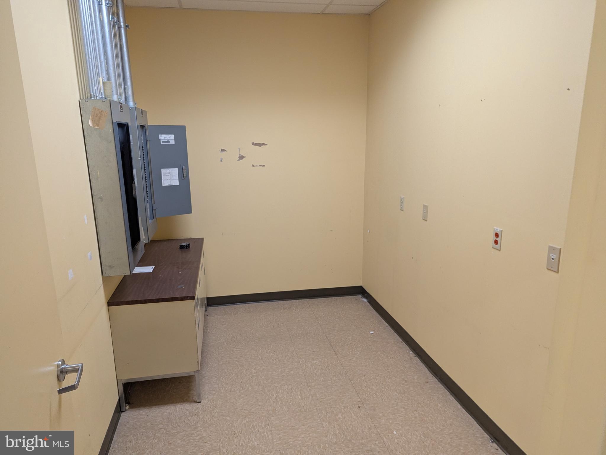 MERIDIAN POINTE - Commercial Lease