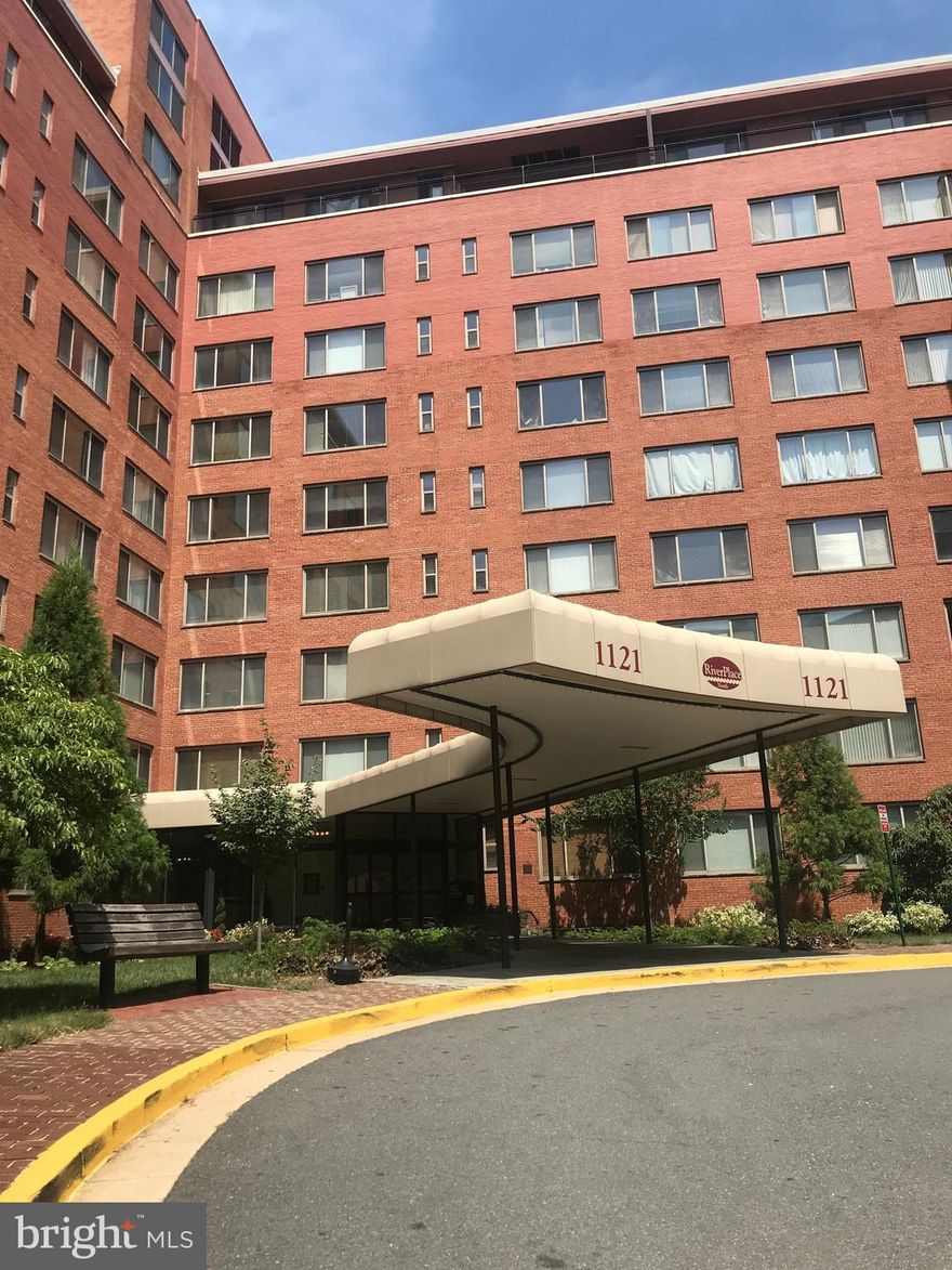 This River Place North 1 bedroom, 1 bath apartment is 1/4 mile from the Rosslyn Metro Station and includes the below features wall-to-wall carpet, separate fully equipped kitchen with lots of cabinets, bright living room and bedroom overlooking Freedom Park, 1 assigned garage space, ample storage, all utilities included, community amenities include free wifi, pool, gym... Available mid-July!