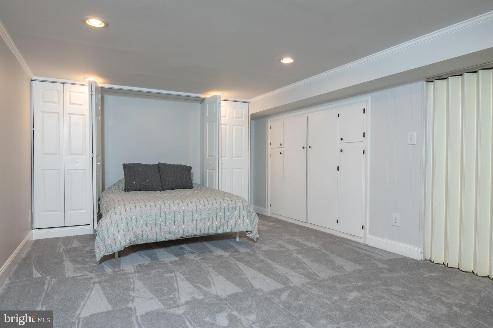 WILLIAMSBURG MANOR NORTH - Residential