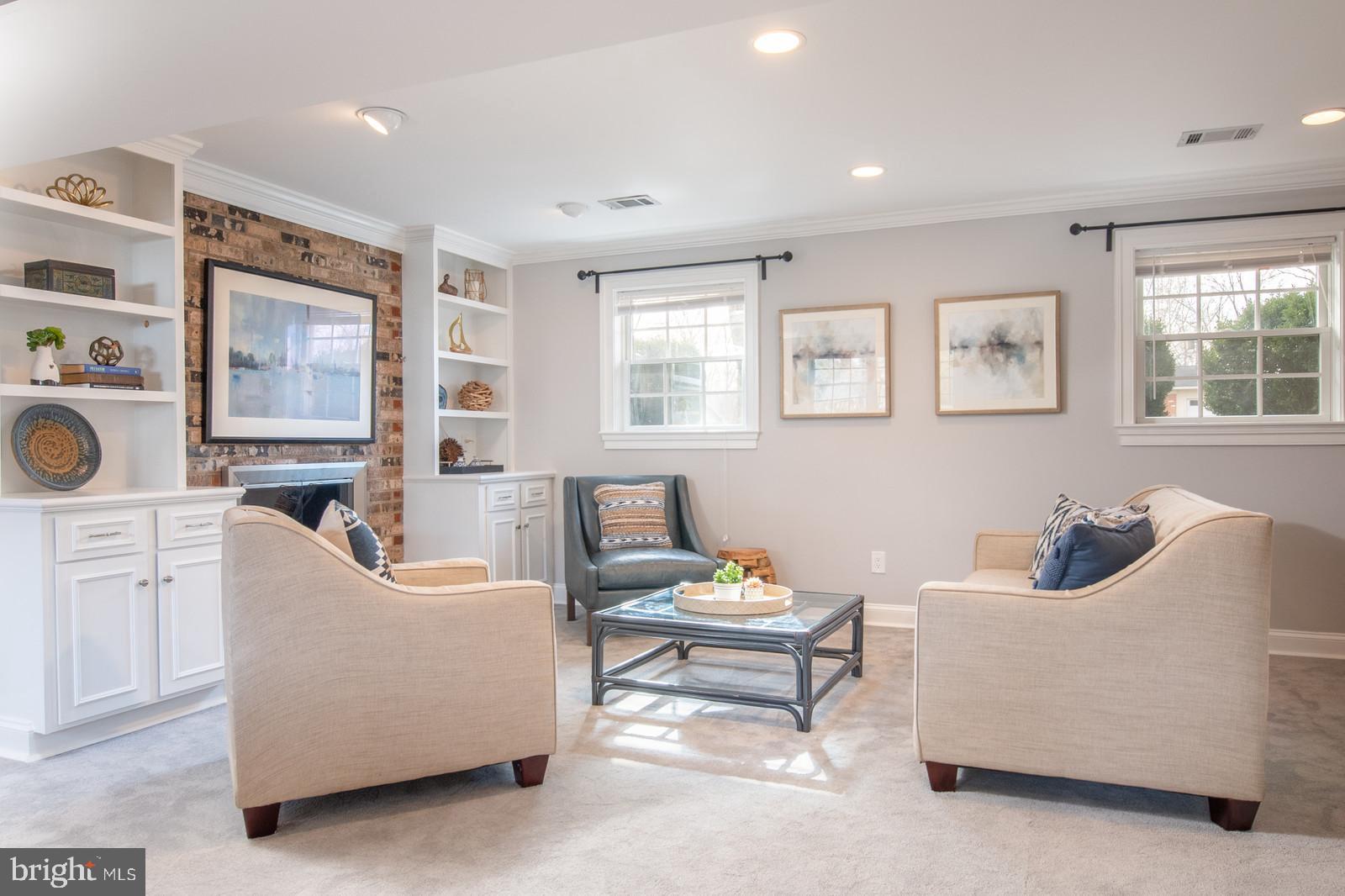 WILLIAMSBURG MANOR NORTH - Residential