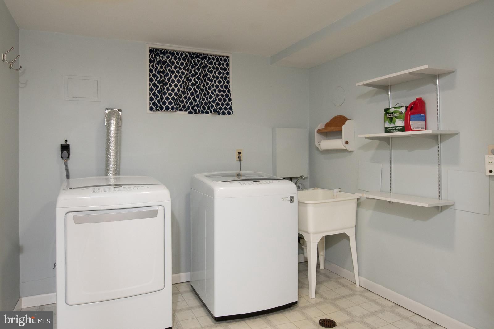 WILLIAMSBURG MANOR NORTH - Residential