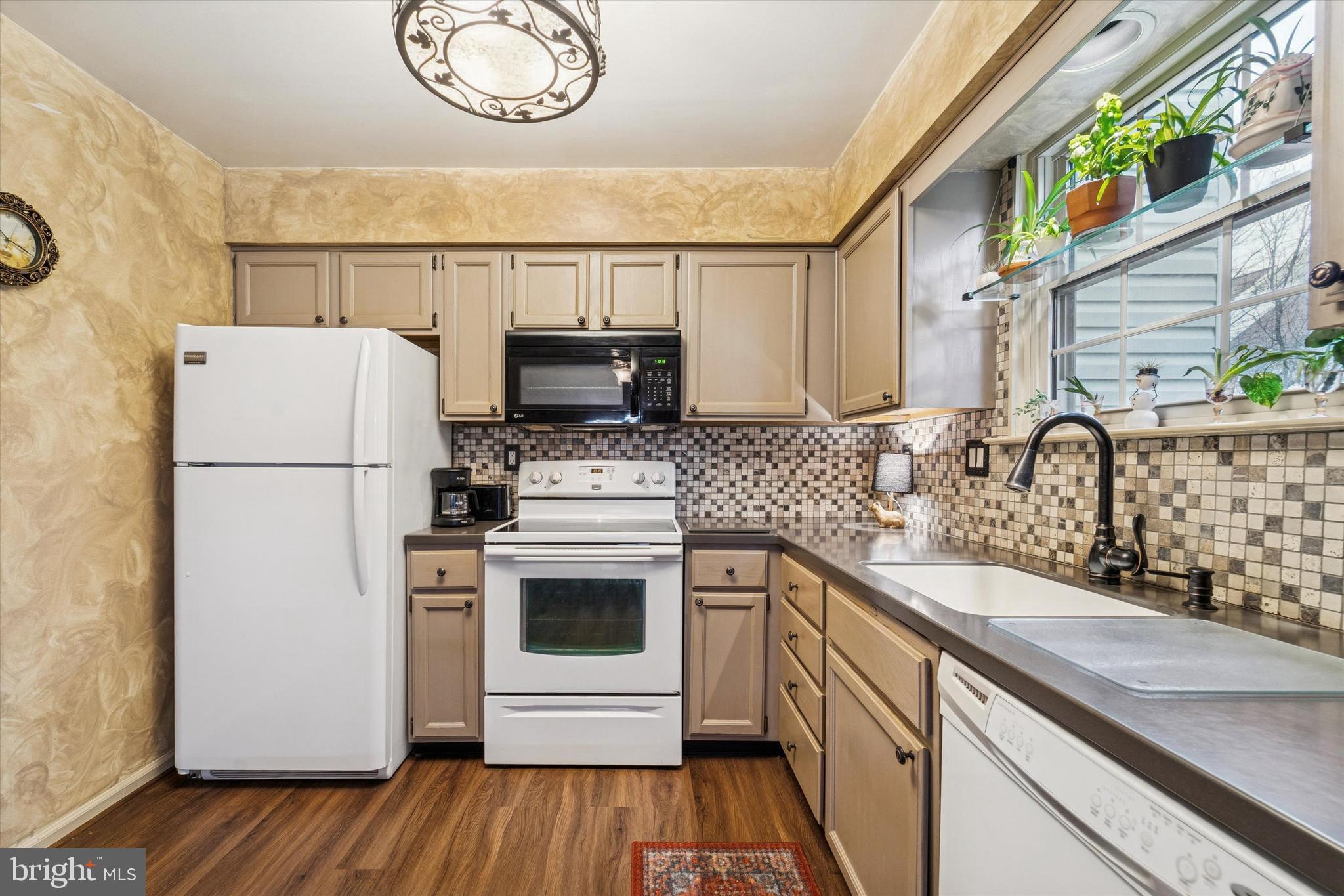 COURT AT JAMESTOWNE - Residential