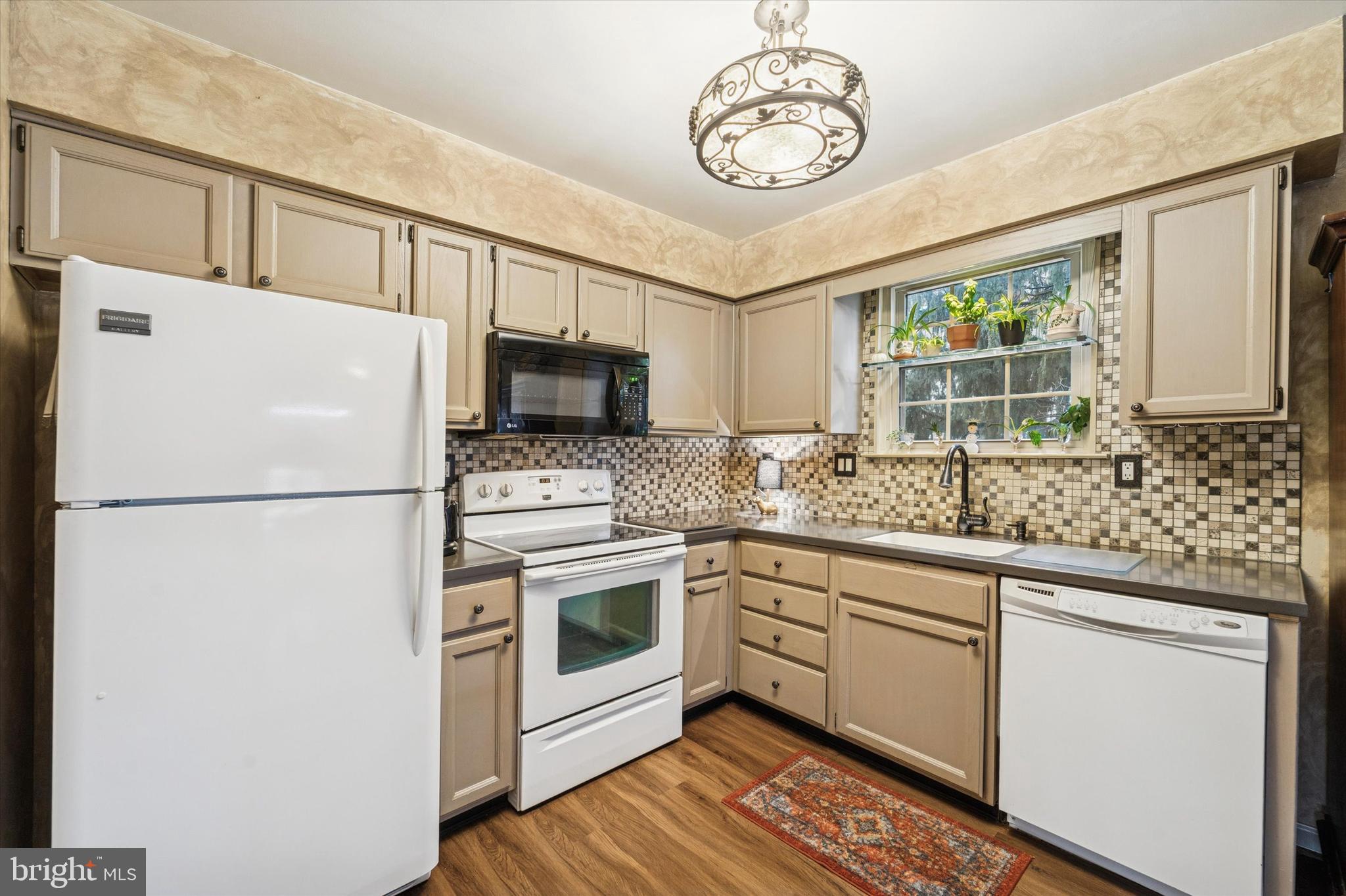 COURT AT JAMESTOWNE - Residential