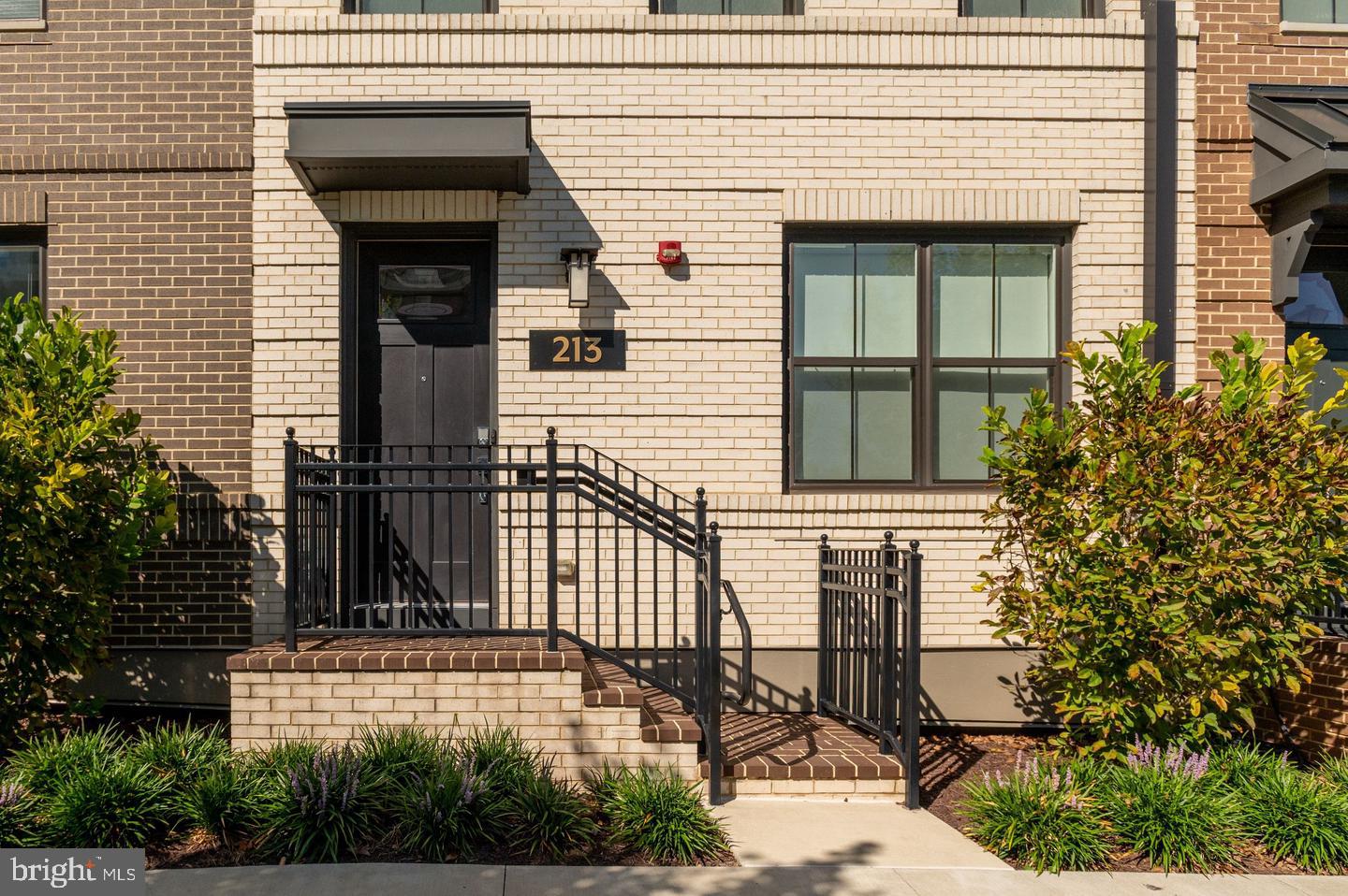 213 MONTGOMERY STREET