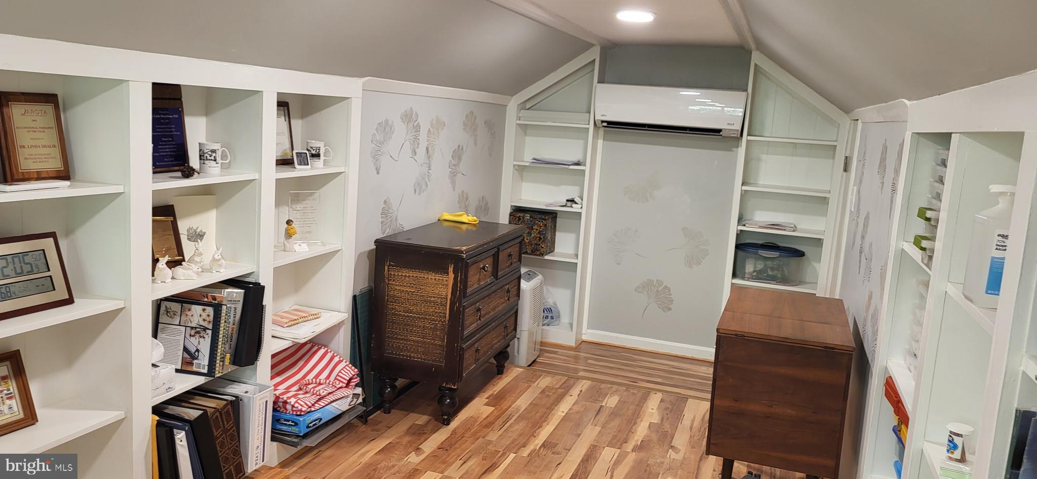 OAK TREE EAST - Residential