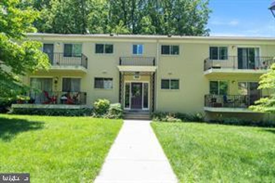 GREAT NEW LISTING! TOP FLOOR WITH BALCONY OVERLOOKING WOODS. UPDATES TO KITCHEN AND BATHROOMS. REPLACEMENT THERMAL WINDOWS THROUGHOUT. WOOD FLOORS WITH AREA CARPETS. POPULAR BETHESDA COMMUNITY SURROUNDED BY PARK. WALK TO THE GROSVENOR METRO STATION. NEAR NIH AND WALTER REED BETHESDA MEDICAL CENTER.
*** OPEN HOUSE SUNDAY 3/3O FROM NOON TO 3PM ***