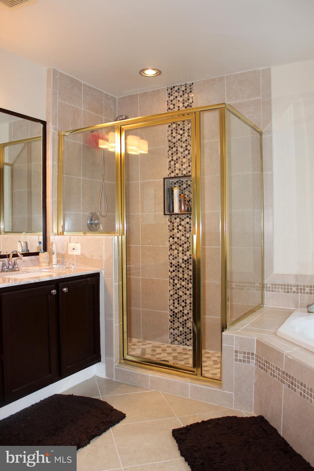 SIGNATURE AT BROADLANDS - Residential Lease