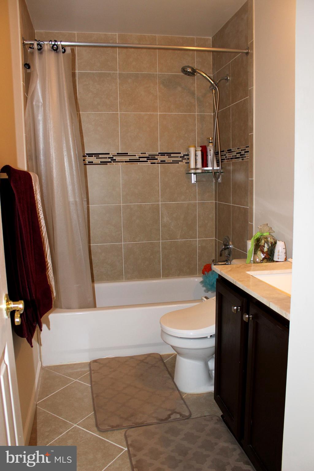 SIGNATURE AT BROADLANDS - Residential Lease