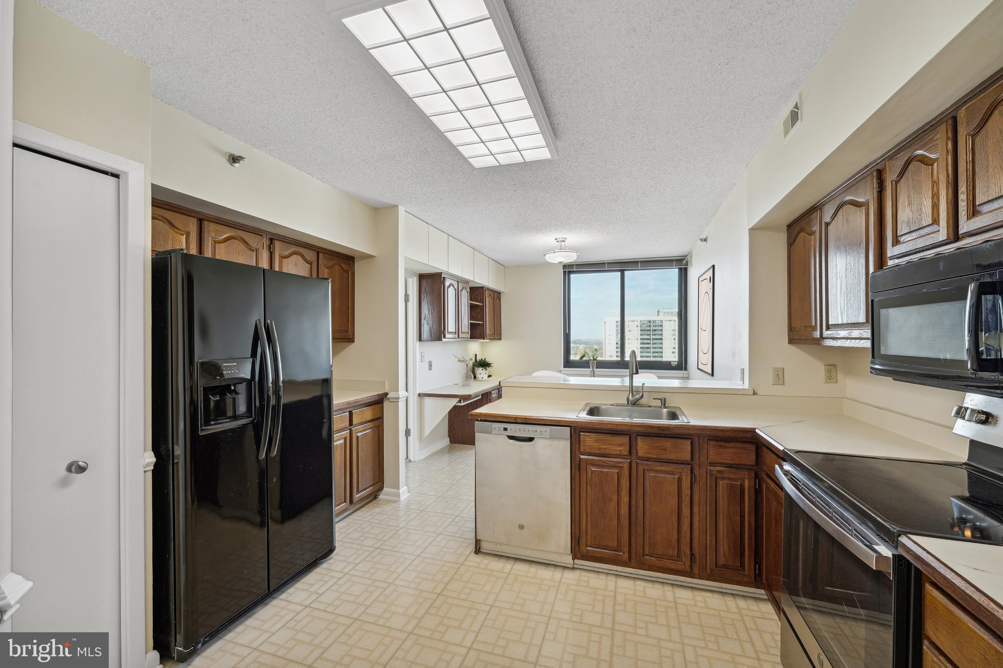 SKYLINE SQUARE CONDO - Residential Lease