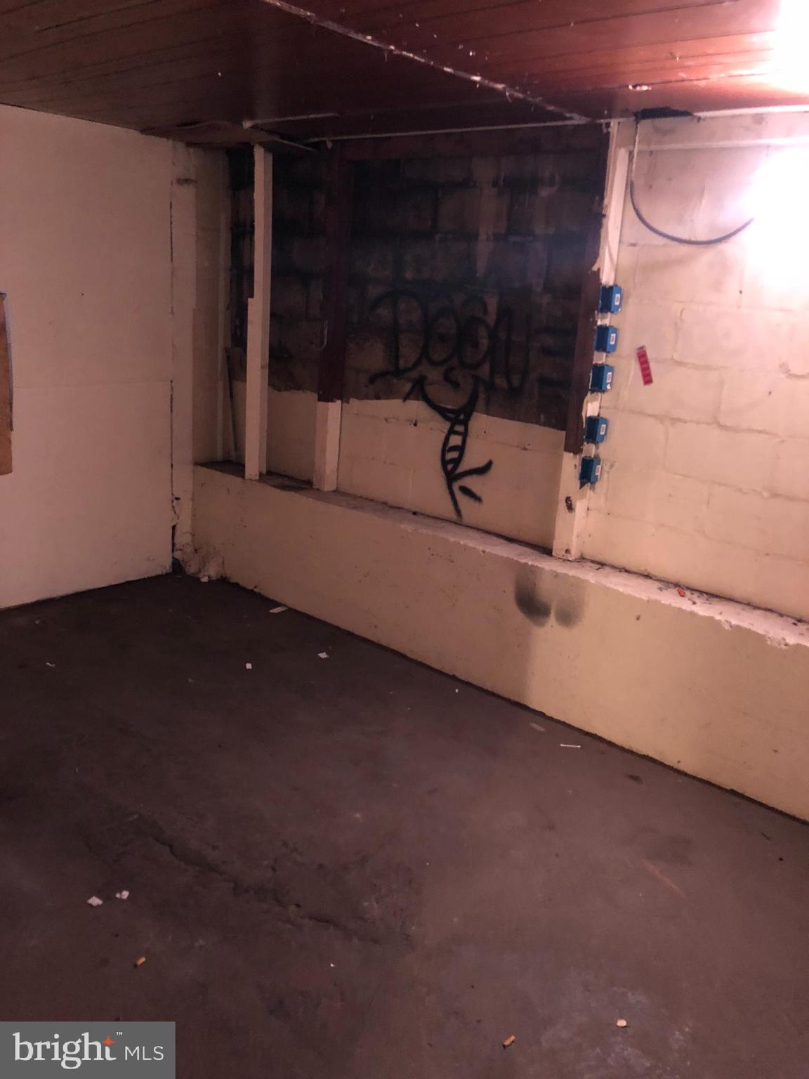 HIGHLANDTOWN - Commercial Lease