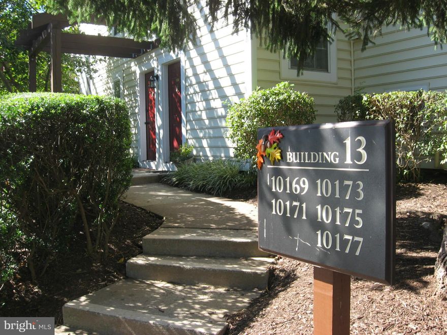 A great value in The Oakton. Very conveniently located. 10 min to Vienna Metro, close to shopping and Tysons Corner. SPACIOUS 1 bed/ 1 bath. Move in ready! Open floor plan, dining area, large living room w/ glass doors leading to private balcony. Separate laundry room for washer and dryer. Living room with fireplace.Seller to provide Home Warranty with Cardinal Title Group closing.