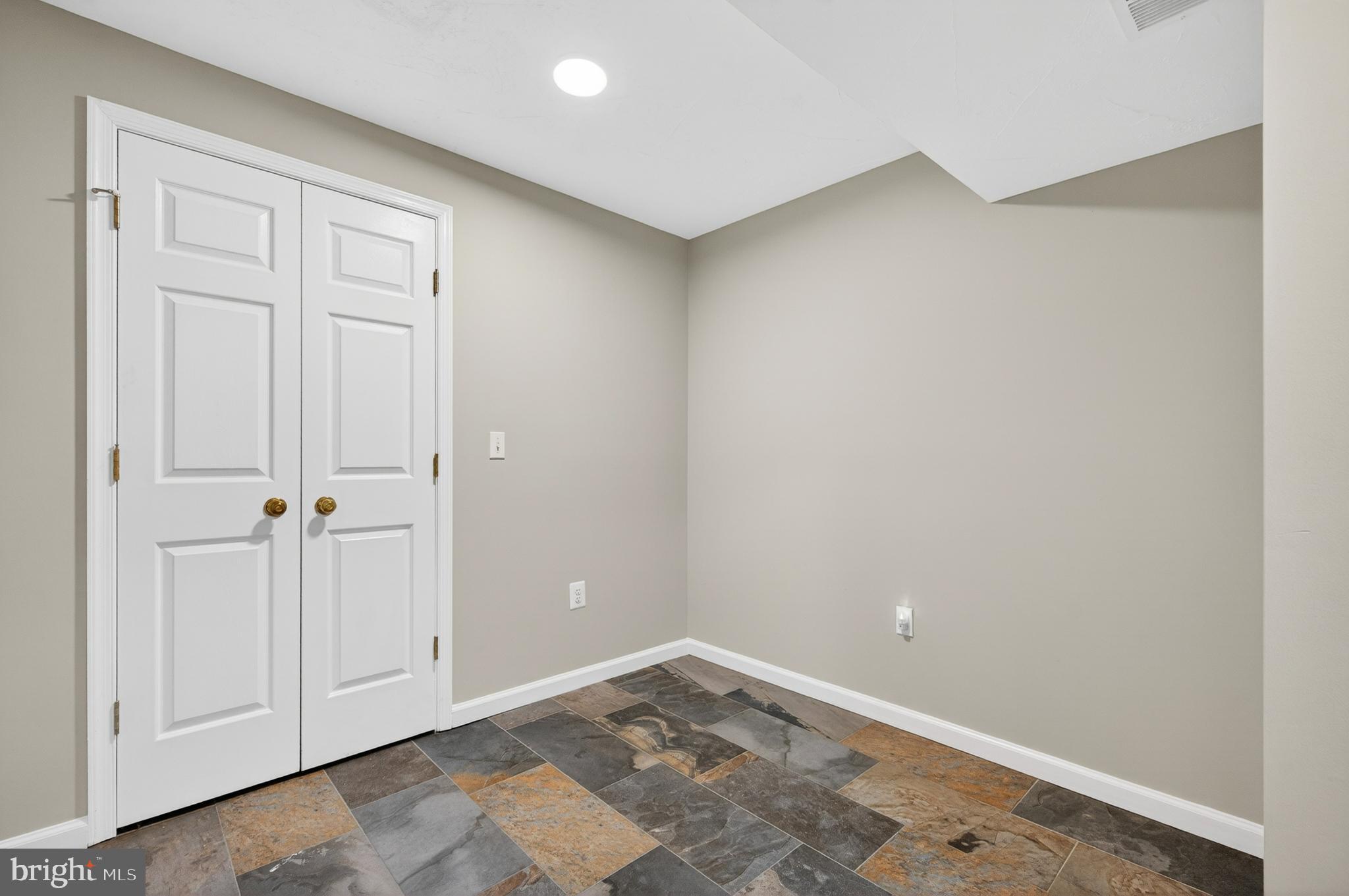 OAKTON MILL ESTATES - Residential