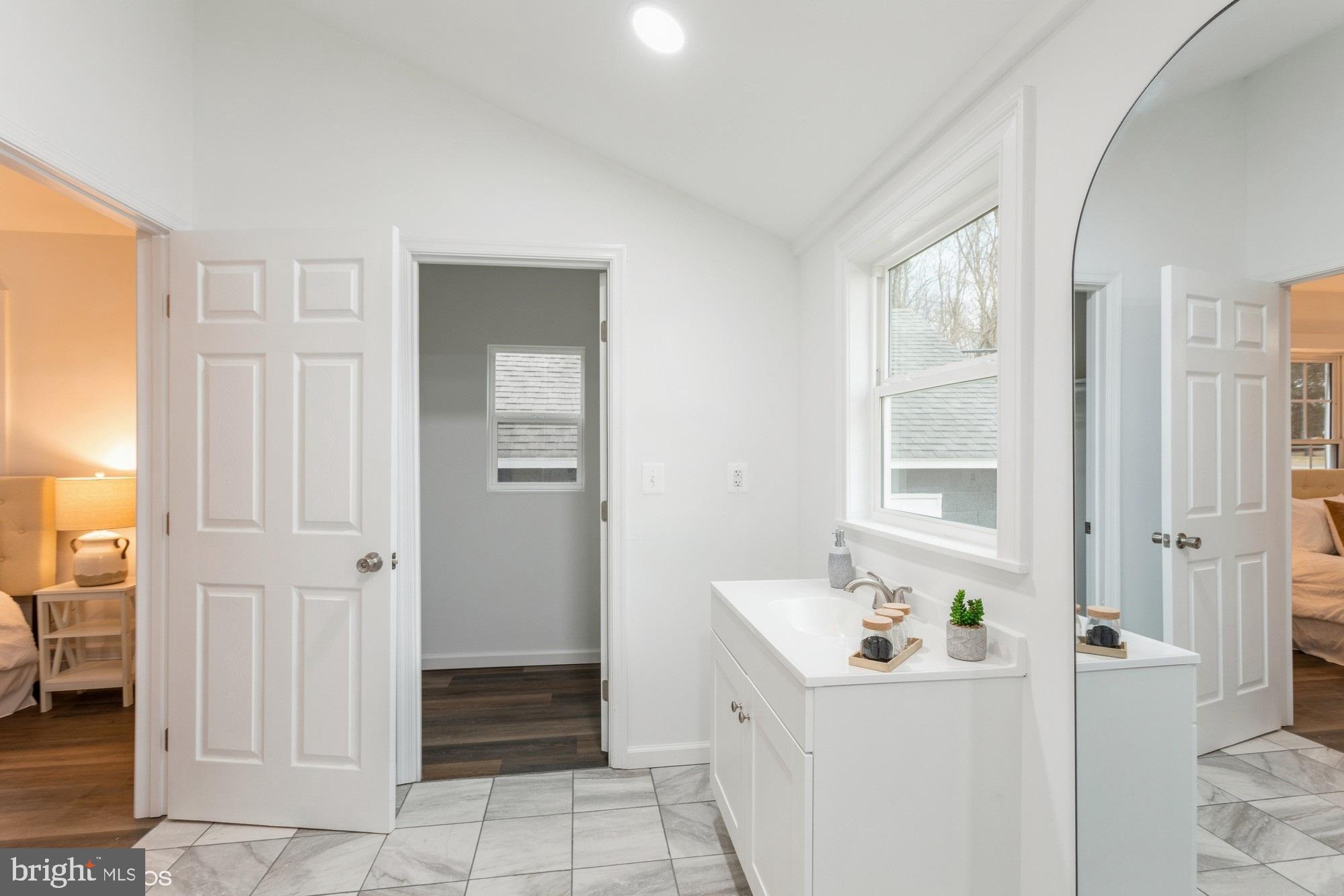 RHOADESVILLE - Residential