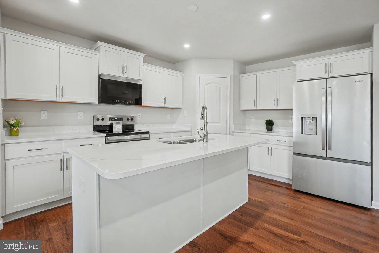806 GREENWICH LANE