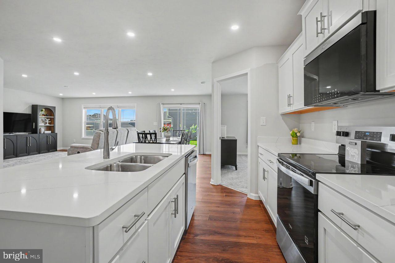 806 GREENWICH LANE