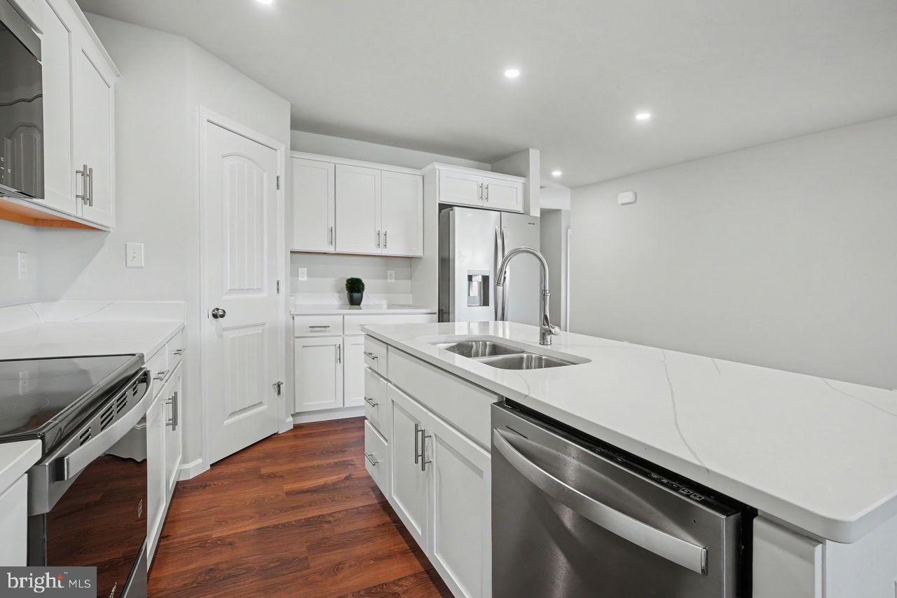 806 GREENWICH LANE